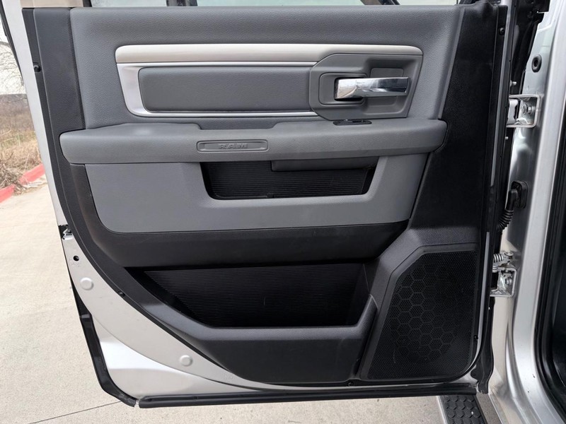 Ram 2500 Vehicle Full-screen Gallery Image 12