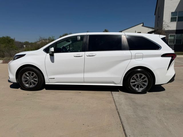 Toyota Sienna Vehicle Full-screen Gallery Image 03