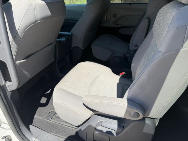 Toyota Sienna Vehicle Full-screen Gallery Image 17