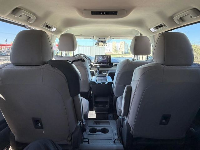 Toyota Sienna Vehicle Full-screen Gallery Image 20