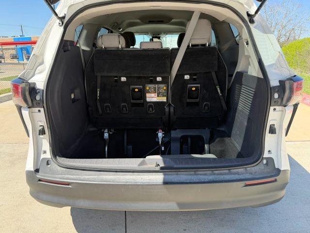 Toyota Sienna Vehicle Full-screen Gallery Image 21