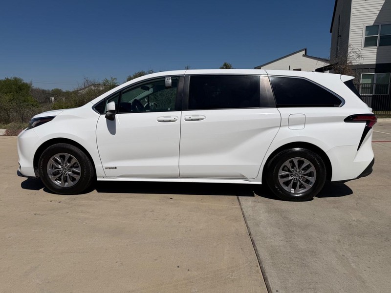 Toyota Sienna Vehicle Full-screen Gallery Image 03