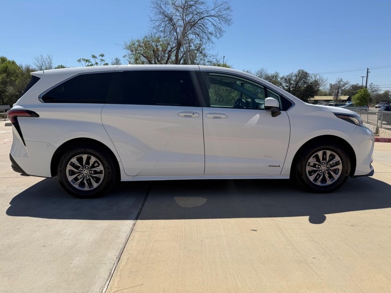 Toyota Sienna Vehicle Full-screen Gallery Image 07