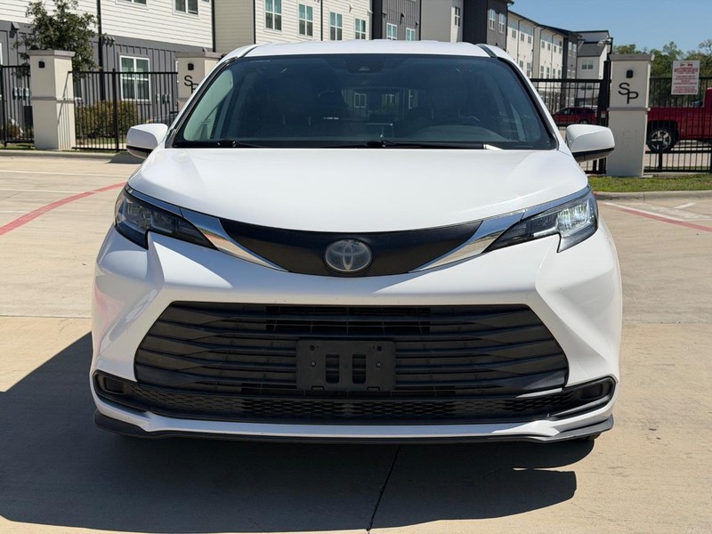 Toyota Sienna Vehicle Full-screen Gallery Image 10