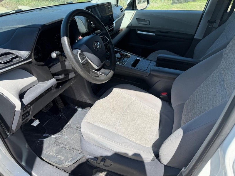 Toyota Sienna Vehicle Full-screen Gallery Image 12