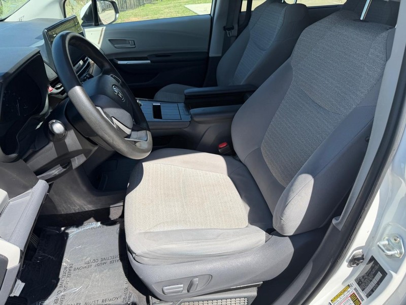 Toyota Sienna Vehicle Full-screen Gallery Image 13
