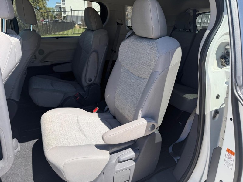 Toyota Sienna Vehicle Full-screen Gallery Image 18