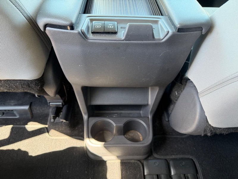 Toyota Sienna Vehicle Full-screen Gallery Image 21