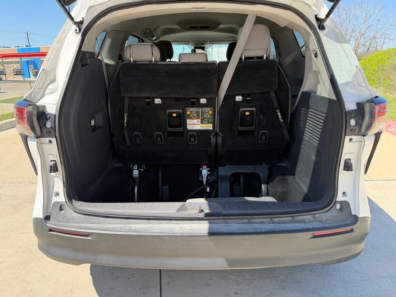 Toyota Sienna Vehicle Full-screen Gallery Image 24