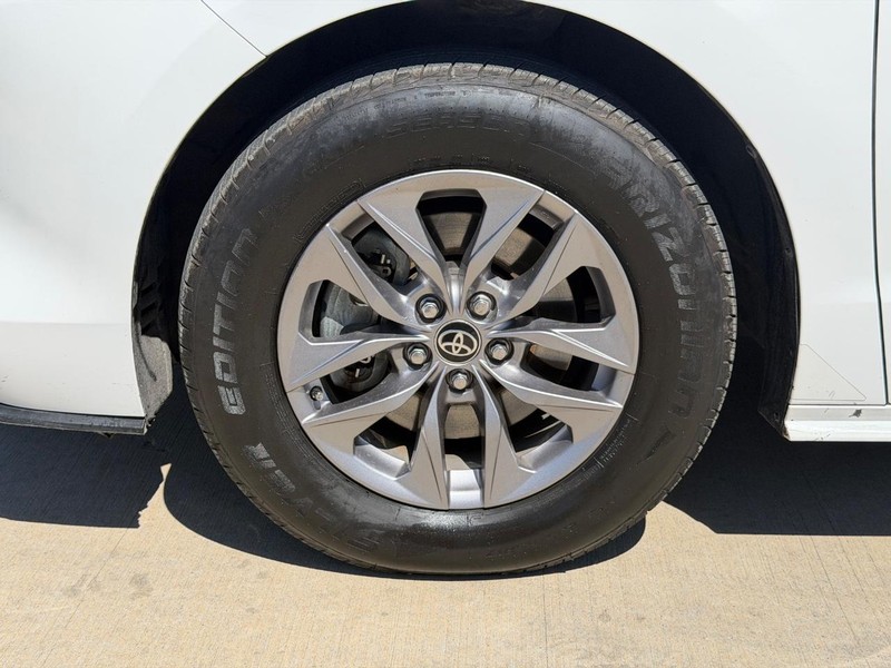 Toyota Sienna Vehicle Full-screen Gallery Image 25