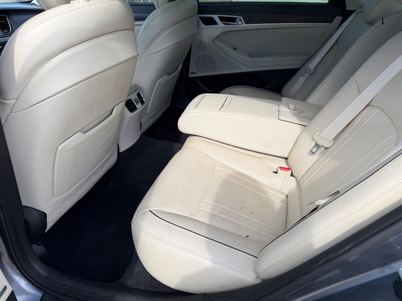 Hyundai Genesis Coupe Vehicle Full-screen Gallery Image 16