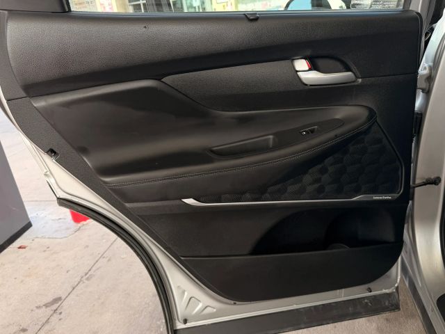 Hyundai Santa Fe Vehicle Full-screen Gallery Image 12