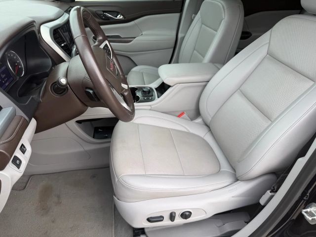 GMC Acadia Vehicle Full-screen Gallery Image 12