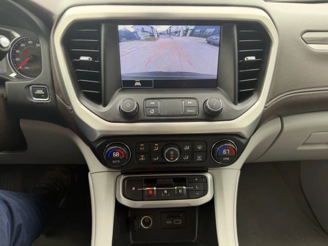GMC Acadia Vehicle Full-screen Gallery Image 14
