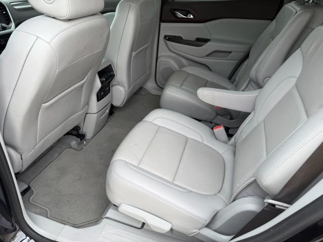 GMC Acadia Vehicle Full-screen Gallery Image 16