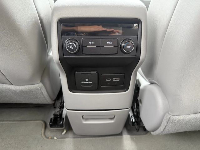 GMC Acadia Vehicle Full-screen Gallery Image 18