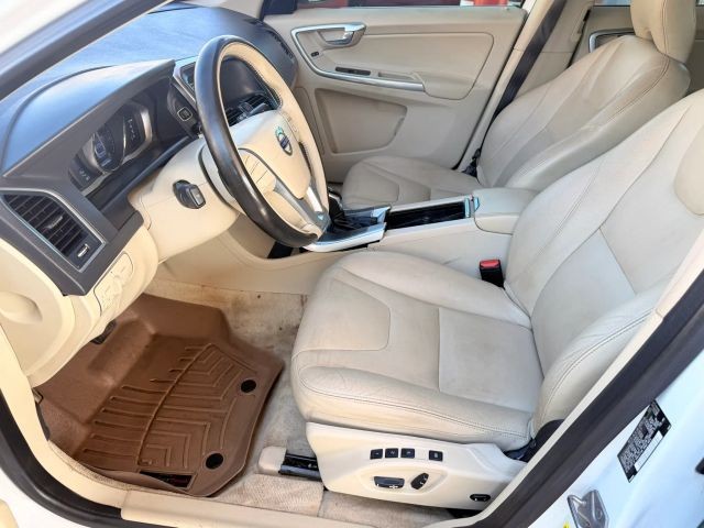 Volvo XC60 Vehicle Full-screen Gallery Image 11