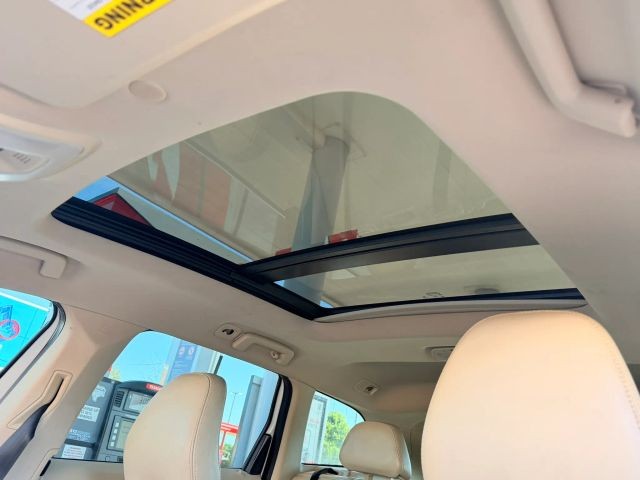 Volvo XC60 Vehicle Full-screen Gallery Image 12