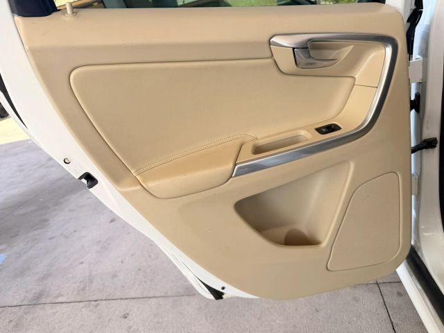 Volvo XC60 Vehicle Full-screen Gallery Image 13