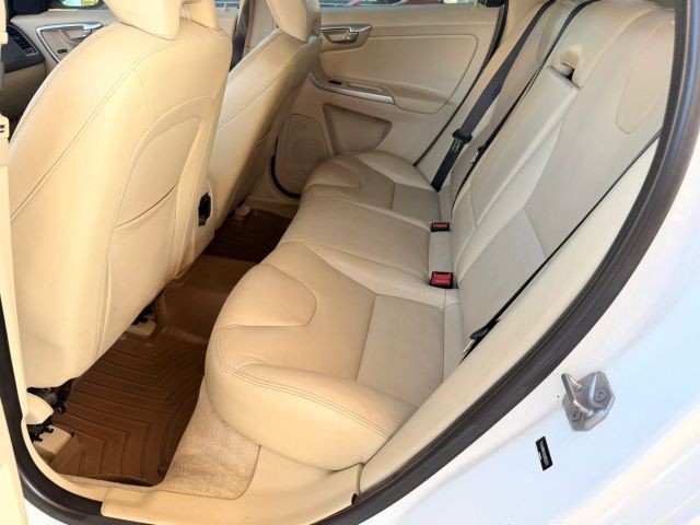 Volvo XC60 Vehicle Full-screen Gallery Image 14