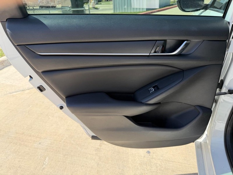 Honda Accord Vehicle Full-screen Gallery Image 15