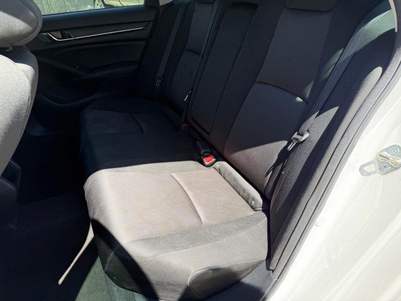 Honda Accord Vehicle Full-screen Gallery Image 17