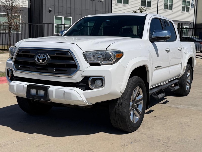 Toyota Tacoma Vehicle Full-screen Gallery Image 02