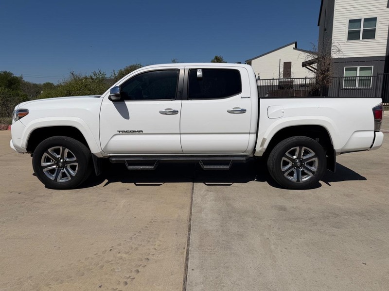 Toyota Tacoma Vehicle Full-screen Gallery Image 03