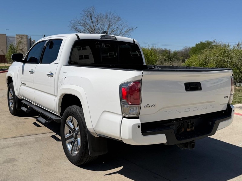 Toyota Tacoma Vehicle Full-screen Gallery Image 04