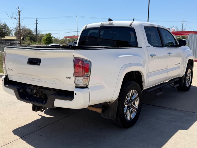 Toyota Tacoma Vehicle Full-screen Gallery Image 06