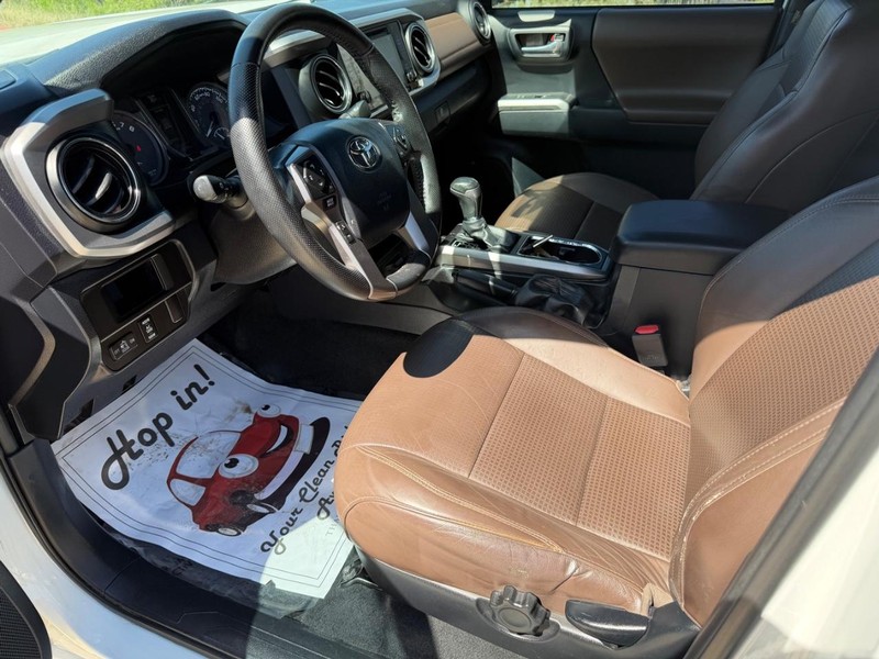 Toyota Tacoma Vehicle Full-screen Gallery Image 11