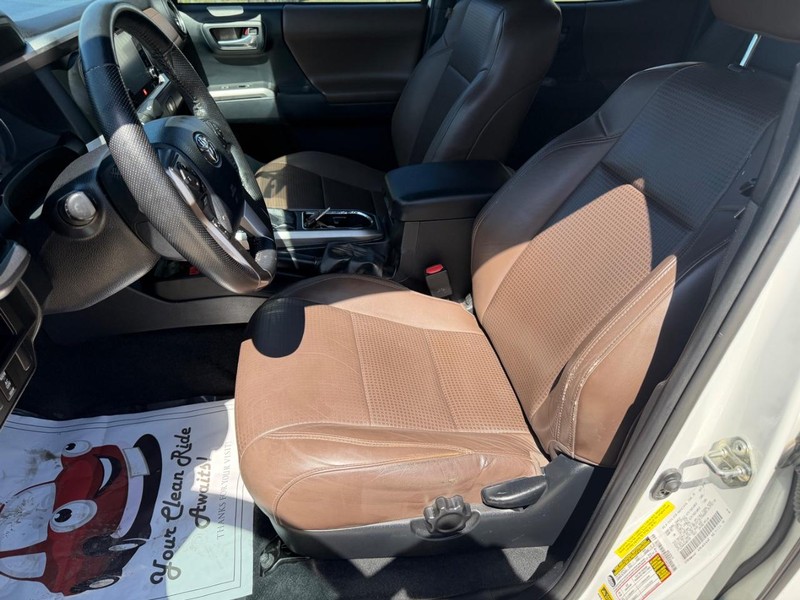 Toyota Tacoma Vehicle Full-screen Gallery Image 12