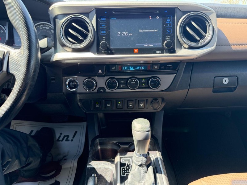 Toyota Tacoma Vehicle Full-screen Gallery Image 14