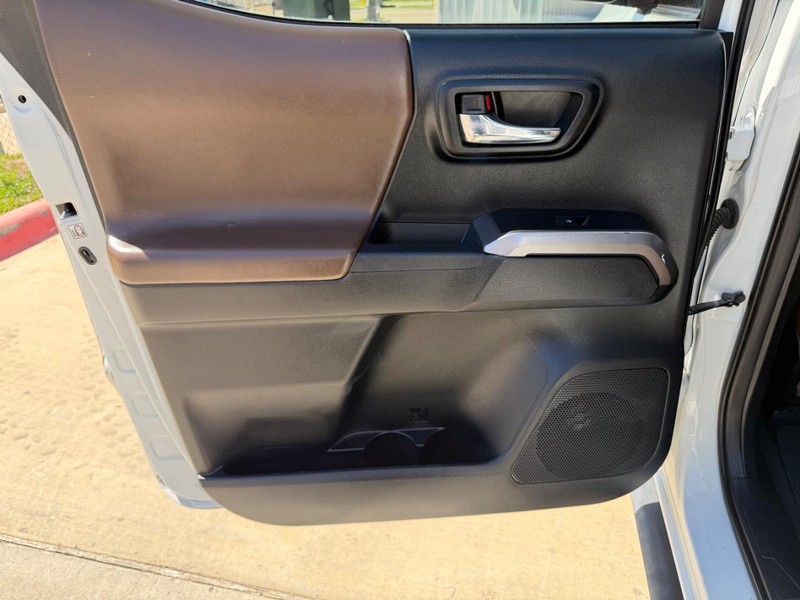 Toyota Tacoma Vehicle Full-screen Gallery Image 16