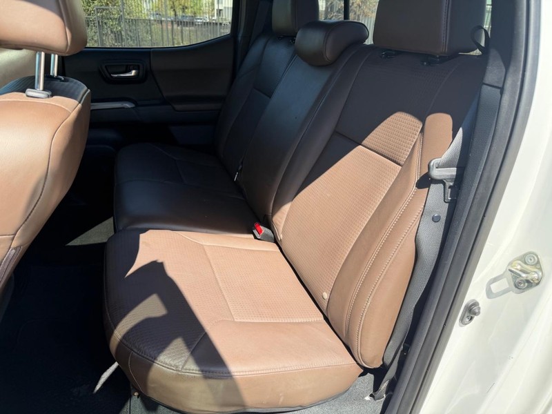 Toyota Tacoma Vehicle Full-screen Gallery Image 18