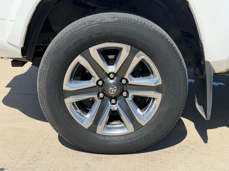 Toyota Tacoma Vehicle Full-screen Gallery Image 22