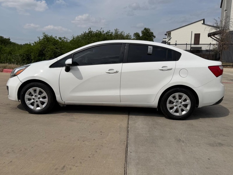Kia Rio Vehicle Full-screen Gallery Image 03