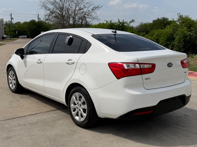Kia Rio Vehicle Full-screen Gallery Image 04