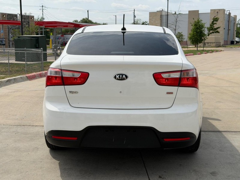 Kia Rio Vehicle Full-screen Gallery Image 05