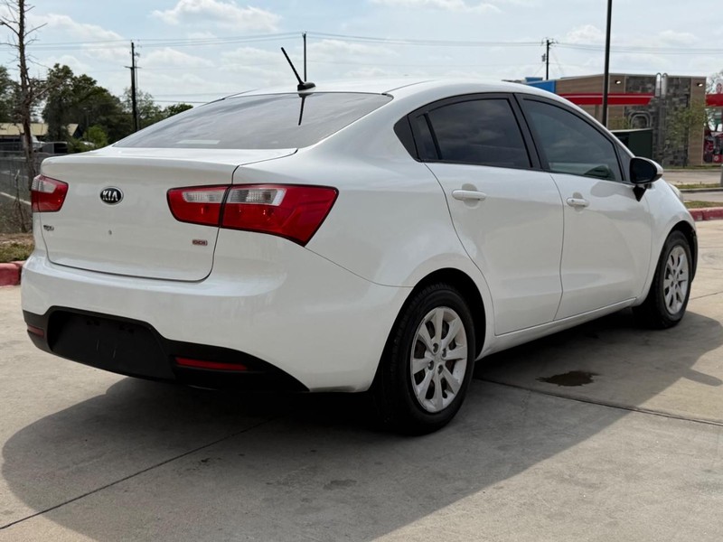 Kia Rio Vehicle Full-screen Gallery Image 06