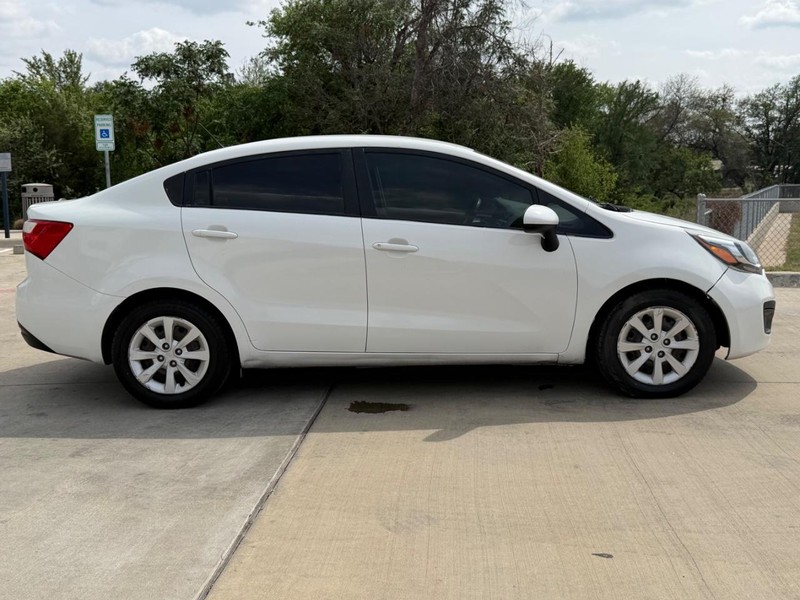 Kia Rio Vehicle Full-screen Gallery Image 07