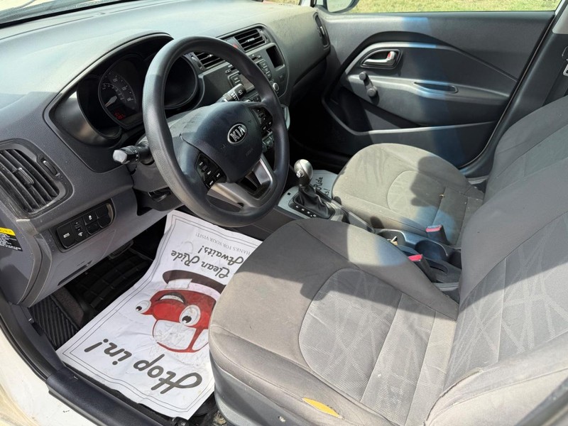 Kia Rio Vehicle Full-screen Gallery Image 11