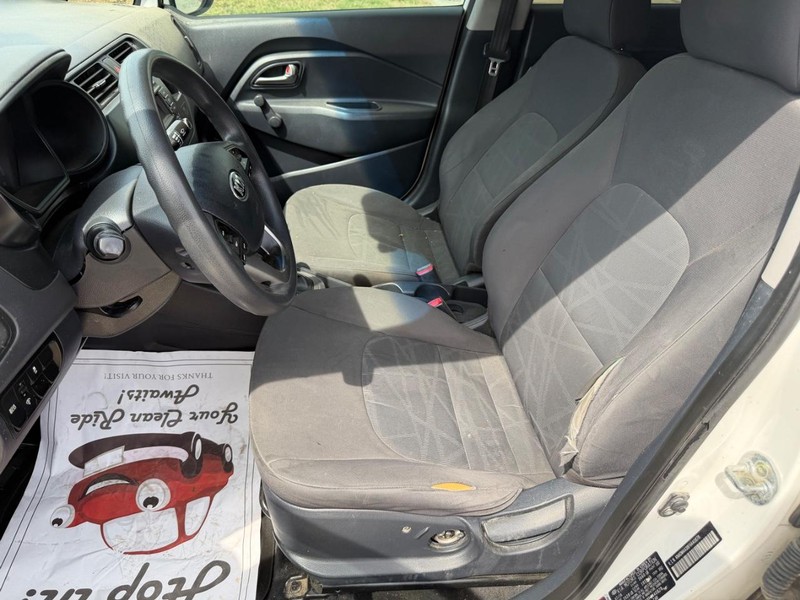 Kia Rio Vehicle Full-screen Gallery Image 12