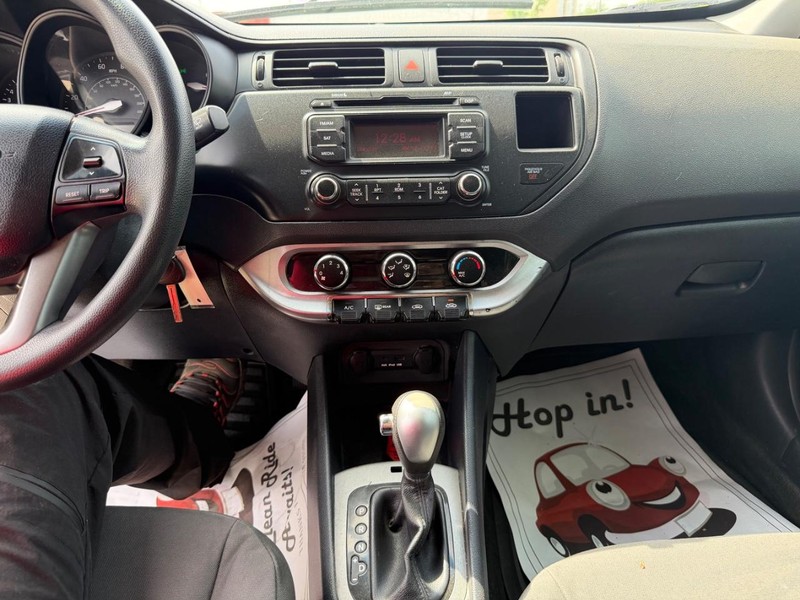 Kia Rio Vehicle Full-screen Gallery Image 14