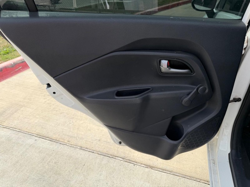 Kia Rio Vehicle Full-screen Gallery Image 15