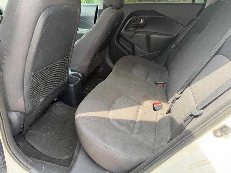 Kia Rio Vehicle Full-screen Gallery Image 16