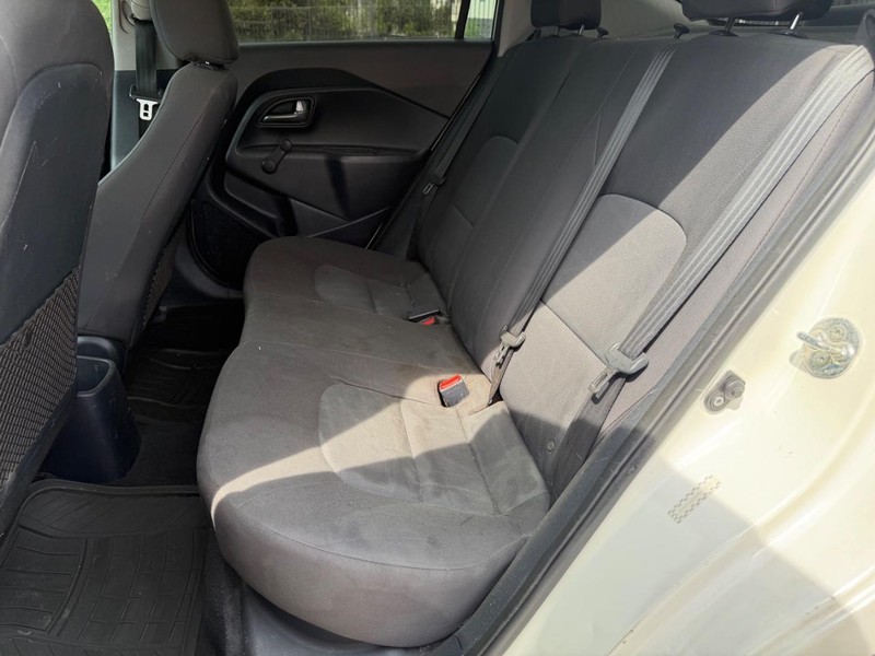 Kia Rio Vehicle Full-screen Gallery Image 17