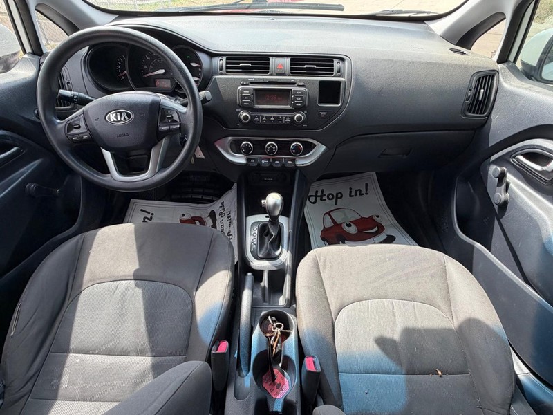 Kia Rio Vehicle Full-screen Gallery Image 18