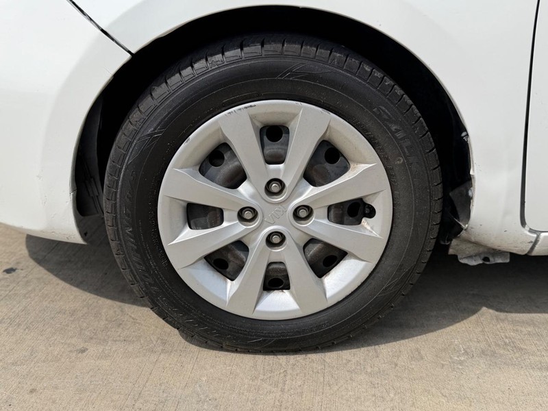 Kia Rio Vehicle Full-screen Gallery Image 19