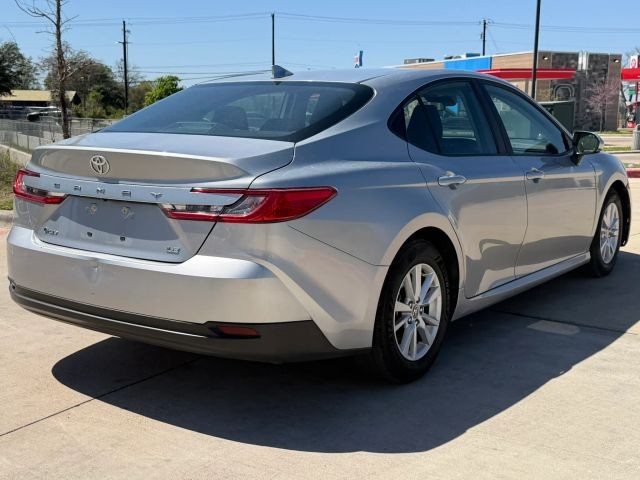 Toyota Camry Vehicle Full-screen Gallery Image 06